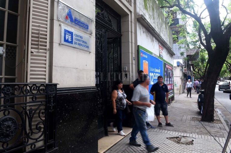 El frente de la sede de las fiscalías de Rosario que fue baleado en la madrugada del jueves por desconocidos. Télam