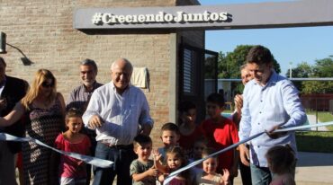El gobernador inauguró la pileta pública de Arroyo Aguiar. Gentileza: prensa Gobierno de Santa Fe.