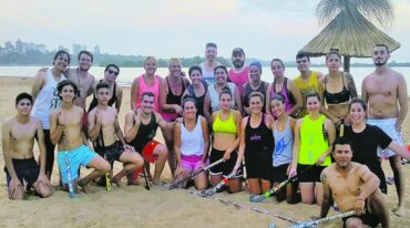 Jóvenes y adultos de ambos sexos se divierten en las playas del balneario Thompson los martes y viernes desde comienzos de este mes. Gentileza Gonzalo Longo
