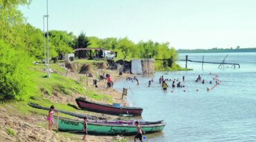 El balneario de Bajada Grande está a orillas de una zona de bastante correntada y muchos no respetan el boyado. Gustavo Cabral
