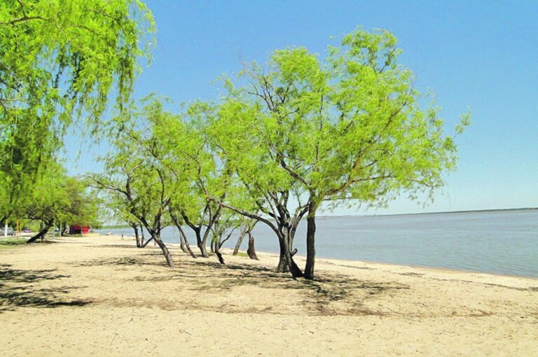 La pequeña localidad cuenta con una de las mejores playas de la provincia. Cada verano es visitada por miles de turistas.