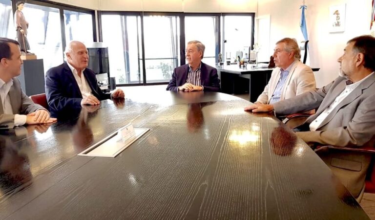 Los dos gobernadores reafirmaron el compromiso para que los gasoductos que construye Córdoba abastezcan con gas natural a localidades de Santa Fe cercanas a la provincia vecina. Gentileza: prensa Gobierno de Santa Fe.