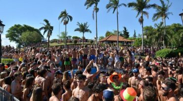 Las palmeras y las barrancas junto a las piletas colmadas de alegría