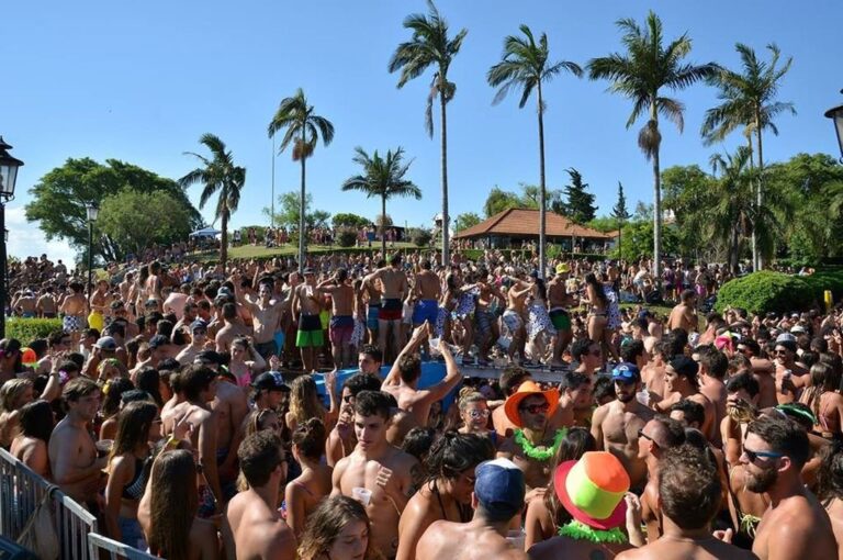 Las palmeras y las barrancas junto a las piletas colmadas de alegría