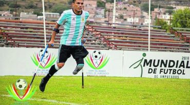 Andrés López vistiendo la camiseta de la selección.