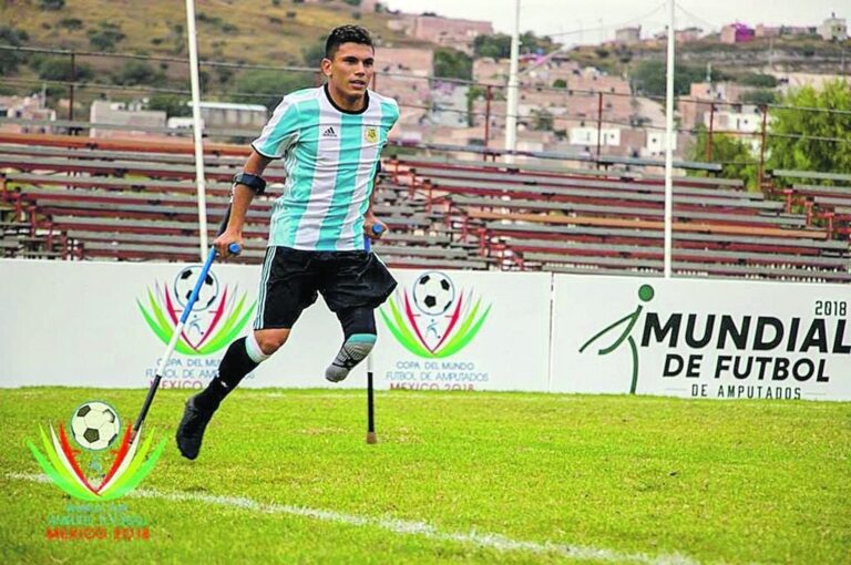 Andrés López vistiendo la camiseta de la selección.