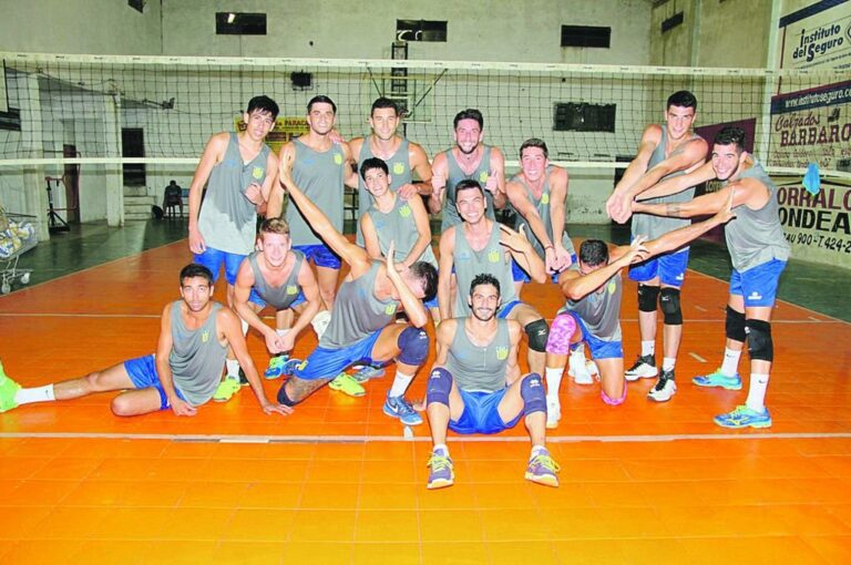 Los jugadores de Paracao posaron para MIRADOR ENTRE RÍOS durante un alto del entrenamiento