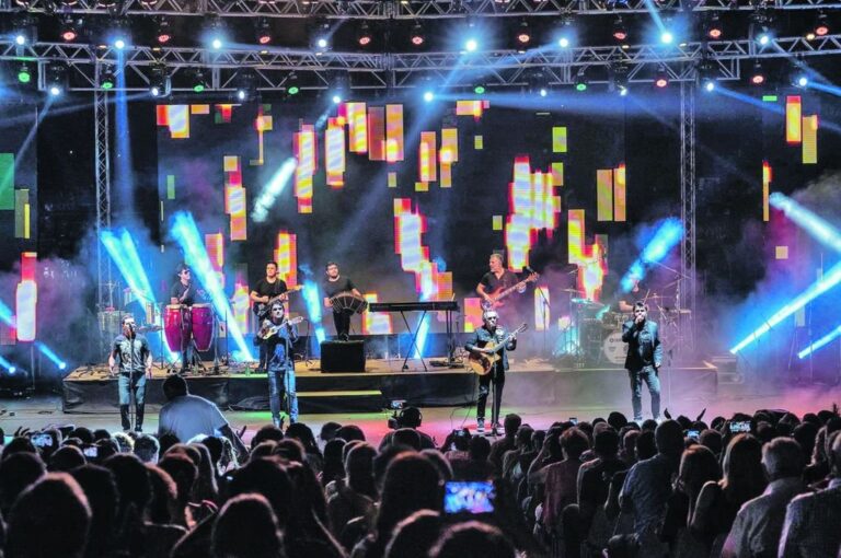 Los Nocheros regresaron al festival tras siete años e hicieron cantar a una multitud. Prensa Festival Nacional de Jineteada