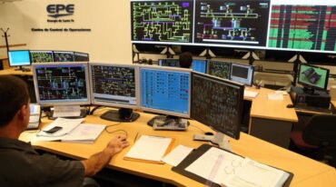 Con la incorporación de esta nueva tecnología será posible realizar trabajos que hasta ahora requerían un corte programado para concretarse. Gentileza: prensa Gobierno de Santa Fe.