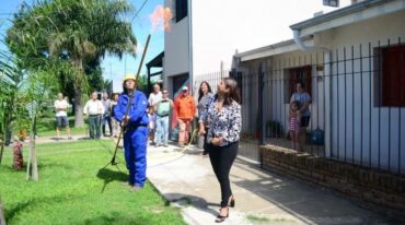 La intendente Daniela Qüesta presenció la apertura en la provisión de gas. Gentileza: prensa Municipalidad de Santo Tomé.
