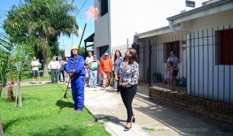 La intendente Daniela Qüesta presenció la apertura en la provisión de gas. Gentileza: prensa Municipalidad de Santo Tomé.