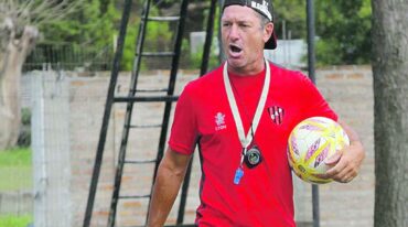 Enérgico Mario Sciacqua dirige cada práctica con gritos de aliento y correcciones. Marcelo Miño