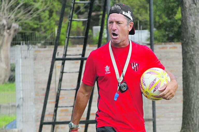 Enérgico Mario Sciacqua dirige cada práctica con gritos de aliento y correcciones. Marcelo Miño