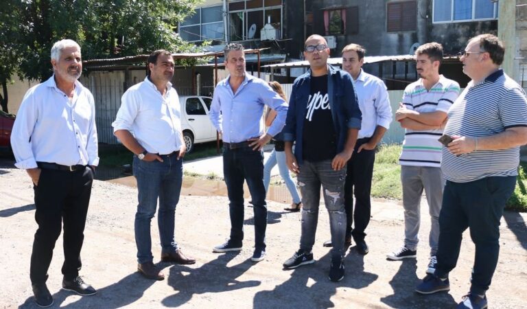 El secretario Leone recorrió la zona con el intendente Berti. Gentileza: prensa Gobierno de Santa Fe.