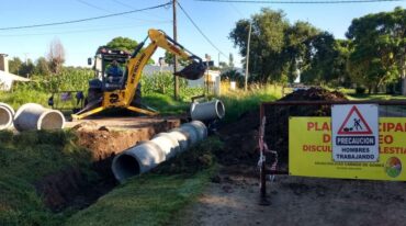 Se realizan tareas de zanjeo y recambio de tubos junto con el mejorado de las calles. Gentileza: prensa Municipalidad de Cañada de Gómez.
