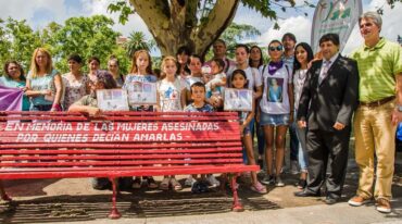 Los bancos rojos son una iniciativa surgida en Italia para visibilizar la violencia de género. Gentileza: prensa Municipalidad de Villa Gobernador Gálvez.