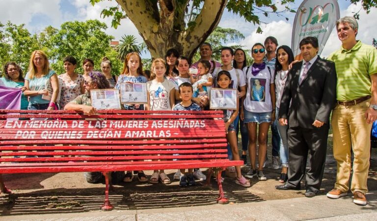 Los bancos rojos son una iniciativa surgida en Italia para visibilizar la violencia de género. Gentileza: prensa Municipalidad de Villa Gobernador Gálvez.