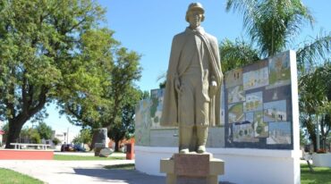 Personaje distintivo. El teniente coronel Nicolás Denis es el principal prócer de San Jerónimo del Sauce. La imagen del abipón se puede ver en la plaza principal y sería una de las figuras que estaría en el parque. Archivo.