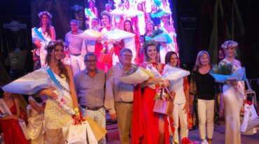 Bellezas. Agustina Speght fue coronada como nueva soberana. Estuvo acompañada por Sofía Müller y Rocío Strada como Primera y Segunda Princesa. Mirador Provincial