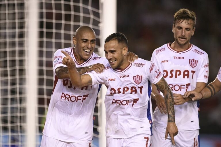 Unión abrió el marcador de penal con el gol de penal de Franco Fragapane. Matías Napoli.