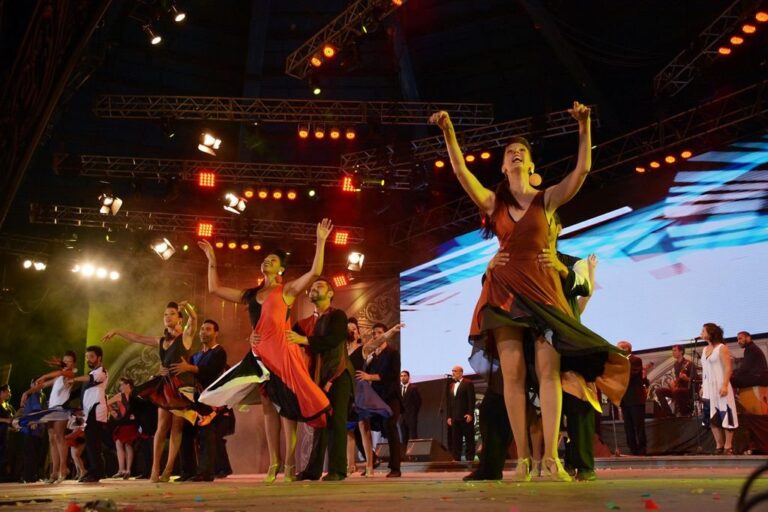 El formato de noches conceptuales ordenó los públicos y categorizó a los artistas en sus tiempos para que