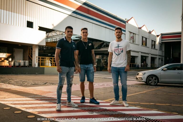 Los jugadores nuevos de Unión y también los de Colón pasaron por la cervecería. Gentileza.