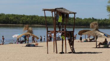 Cada temporada la playa recibe a turistas que ansían descansar o refrescarse en las aguas del Paraná. Turismo Entre Ríos