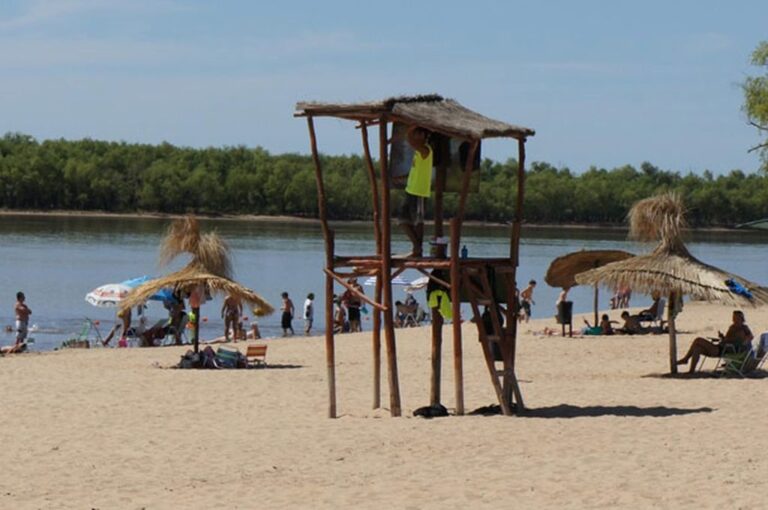 Cada temporada la playa recibe a turistas que ansían descansar o refrescarse en las aguas del Paraná. Turismo Entre Ríos
