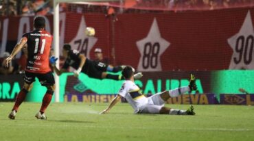 Maxi Rodríguez le pega y marca el único gol de Newell's en la noche del domingo. Gentileza: prensa Newell's Old Boys.