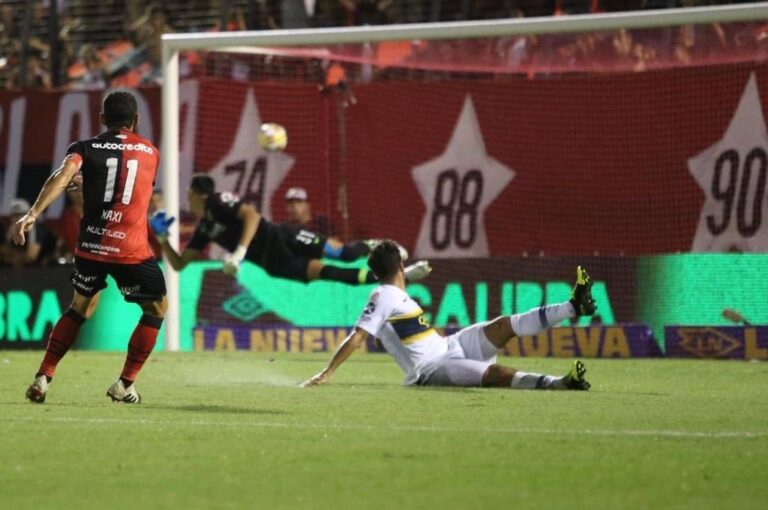 Maxi Rodríguez le pega y marca el único gol de Newell's en la noche del domingo. Gentileza: prensa Newell's Old Boys.