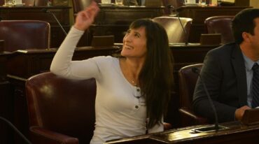 Robustelli juró como diputada rodeada de bancas vacías y con gradas llenas de militantes del Movimiento Evita. El caso podría aplicarse ahora. Mirador Provincial.