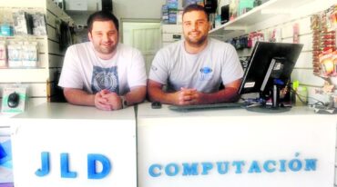 Los hermanos Jorge y Lucas Dalzin ayudan a los desempleados con la impresión del CV.