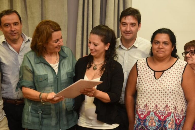 En el decreto firmado se estableció el radio jurisdiccional de las dos vecinales. Gentileza: prensa Municipalidad de Rosario.
