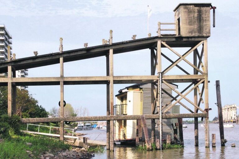 Antes y después. Así se veía el hidrómetro del puerto a  finales de septiembre (foto izquierda)