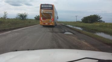 Postales diarias. Un colectivo de que recorre habitualmente la ruta 11 esquiva un pozo pasando de carril. En la otra imagen