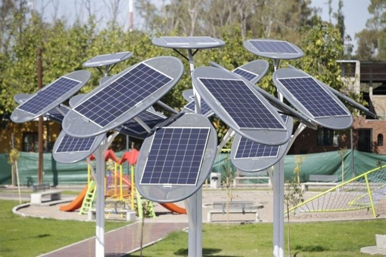 Único en la región. 'La plaza estará en un sector del barrio y tendrá la posibilidad de generar energía. La idea a futuro es que se la pueda incluir en el programa Prosumidores. Pero eso será en una segunda etapa'