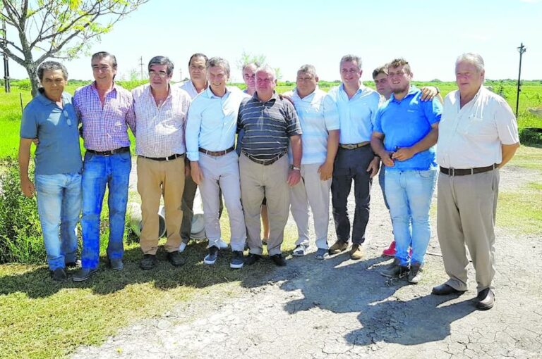 El presidente y el secretario Etchevehere junto a productores pequeños y medianos del norte santafesino