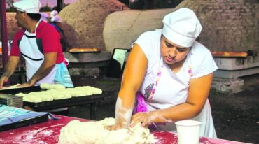 Manos a la obra. Una de las panaderas en plena acción. Melissa Casse