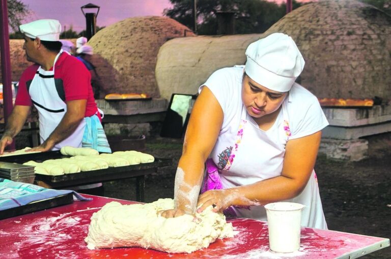 Manos a la obra. Una de las panaderas en plena acción. Melissa Casse