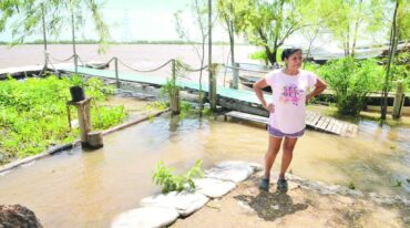 Rosana vive hace ocho años en la costa del Paraná y recordó la inundación del 2015 como la que más padeció. Gustavo Cabral