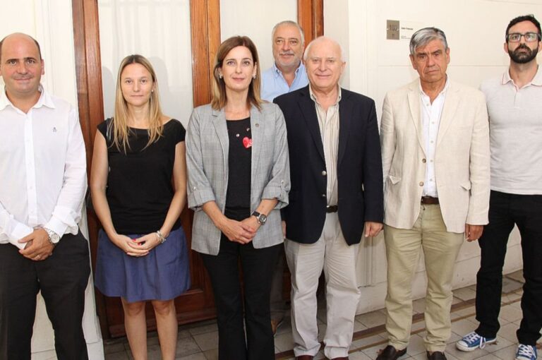 Los cinco científicos se reunieron con Hynes y con Lifschitz. Gentileza: prensa Gobierno de Santa Fe.