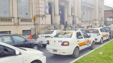 Unidos por la causa. Remiseros y taxistas de Santa Fe y Santo Tomé se concentraron en el Ministerio de Seguridad para pedir más seguridad. Mirador Provincial.