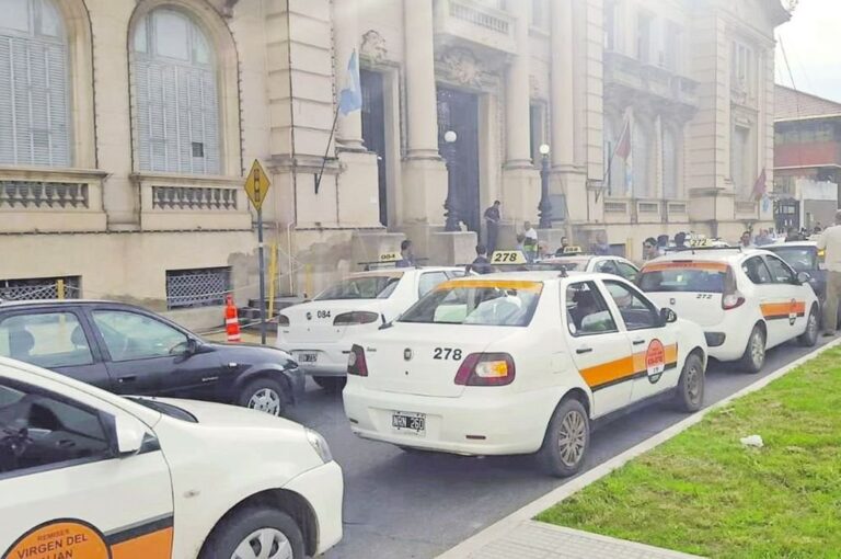 Unidos por la causa. Remiseros y taxistas de Santa Fe y Santo Tomé se concentraron en el Ministerio de Seguridad para pedir más seguridad. Mirador Provincial.