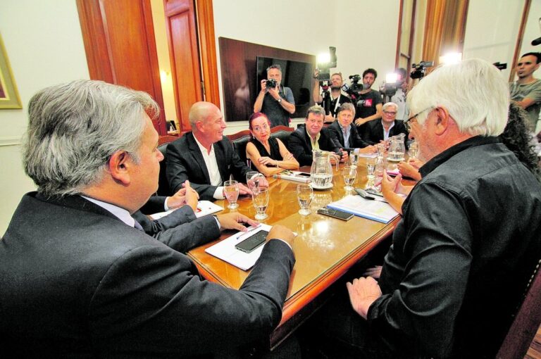 Gremios estatales comenzaron a discutir con funcionarios provinciales la política salarial 2019. Mauricio Garín