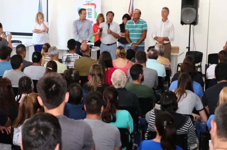 El loteo forma parte de un convenio entre la CGT y la Dirección Provincial de Vivienda y Urbanismo. Gentileza: prensa Gobierno de Santa Fe.