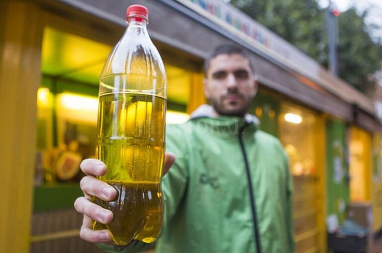 Aceite vegetal usado. Gentileza