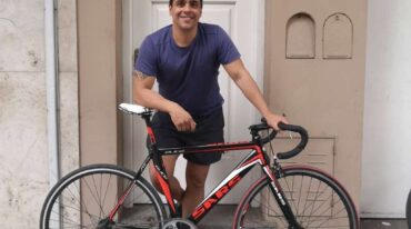 UN EJEMPLO. Joaquín Azcurrain (Proyecto CicloCiudad) y su bicicleta Sars Elite estilo fixie recuperada tras un robo. Gentileza