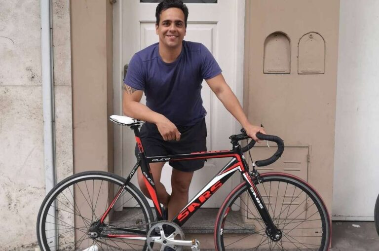 UN EJEMPLO. Joaquín Azcurrain (Proyecto CicloCiudad) y su bicicleta Sars Elite estilo fixie recuperada tras un robo. Gentileza