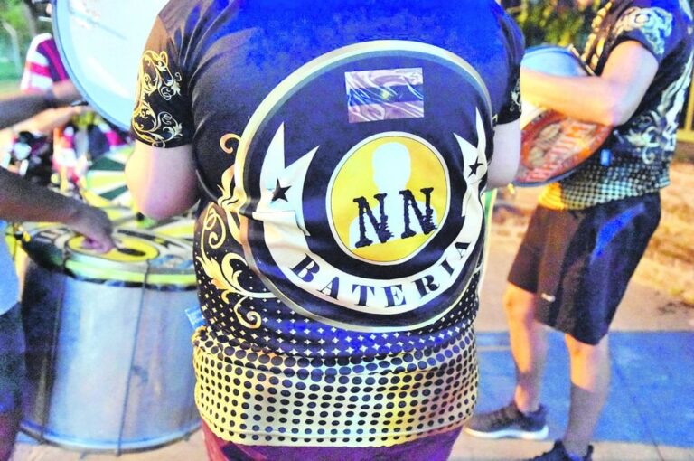 Las comparsas se preparan para los corsos en Paraná