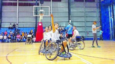 La mano extendida y la pelota que entra al aro. Todo un ejemplo de vida.